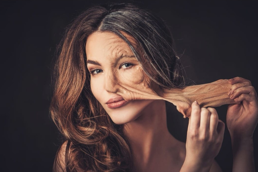 Antiaging Frau zieht alte Haut vom Gesicht