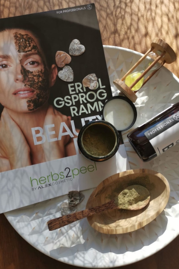 Beauty Peel grau auf Gesicht verstreichen