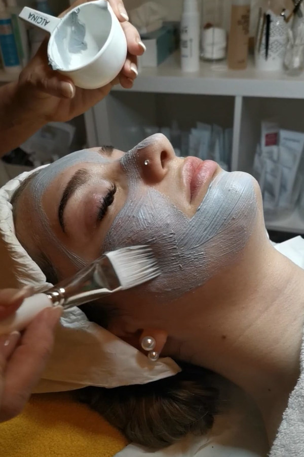 Beauty Peel grau auf Gesicht verstreichen