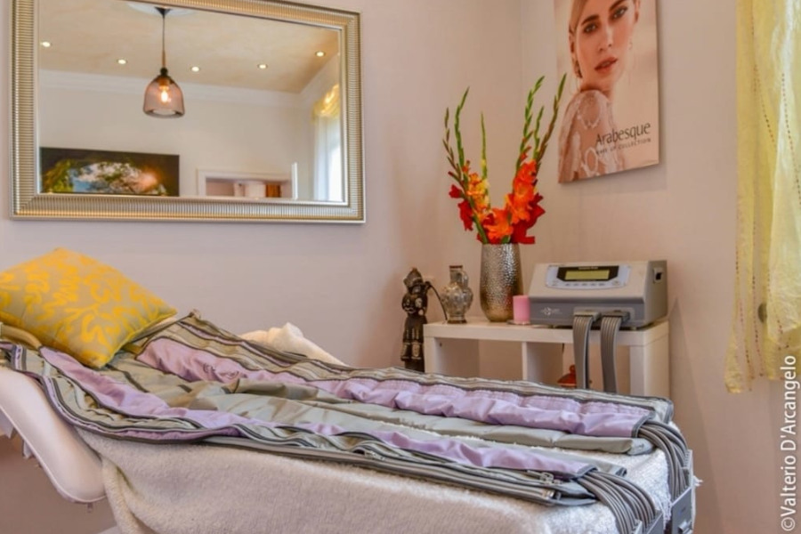 Behandlungszimmer für Lymphdrainage mit Liegestuhl