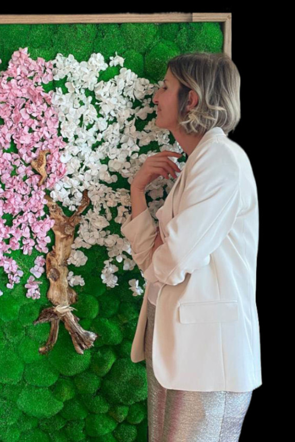 Friseur Plue Belle Inhaberinnen Linda mit Blüten Baum